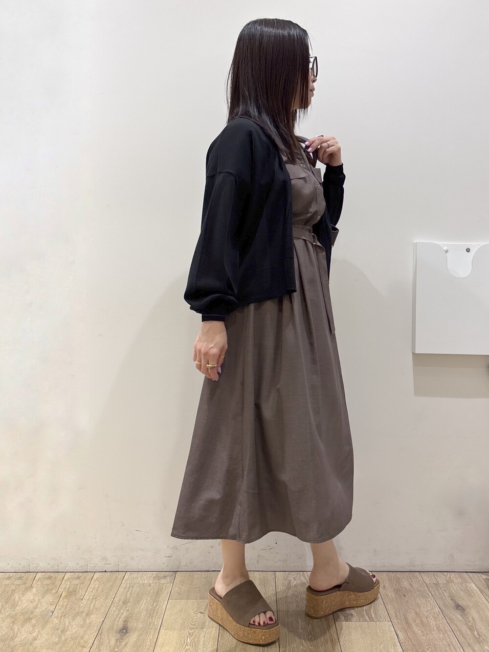 ブラウン系のワンピース、ブラウン系のトートバッグ、ベージュ系のサンダルを着用したレディースの夏コーディネートの2枚目の写真