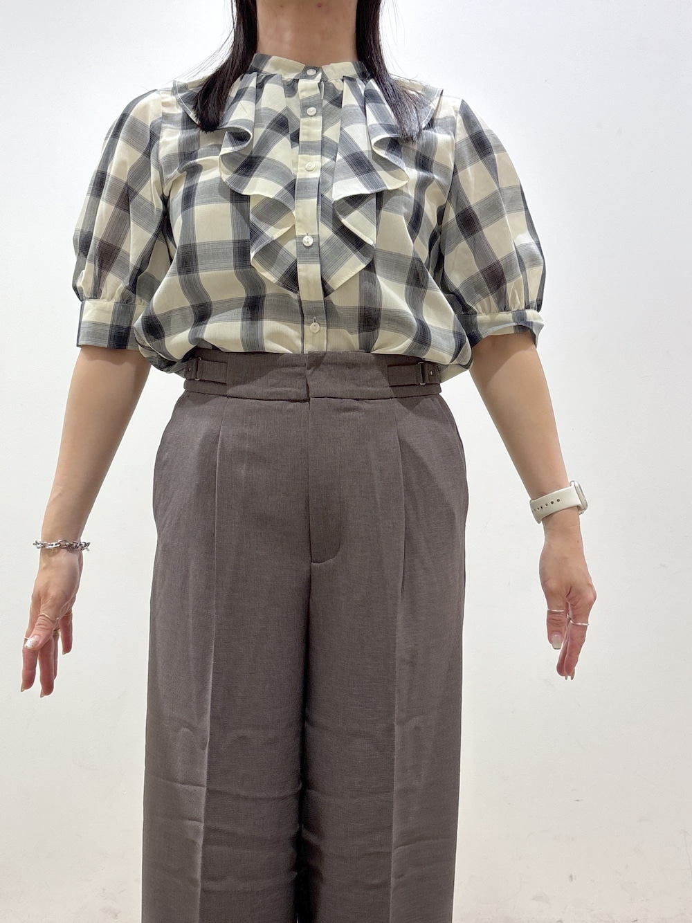 ホワイト系のシャツ/ブラウス、ブラウン系のその他パンツ、ブラック系のトートバッグを着用したレディースの夏コーディネートの7枚目の写真