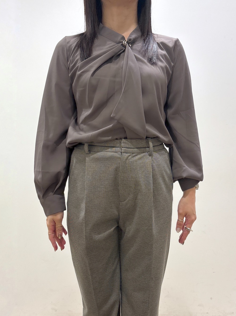ブラウン系のシャツ/ブラウス、ブラック系のその他パンツ、ブラック系のトートバッグを着用したレディースの秋コーディネートの6枚目の写真