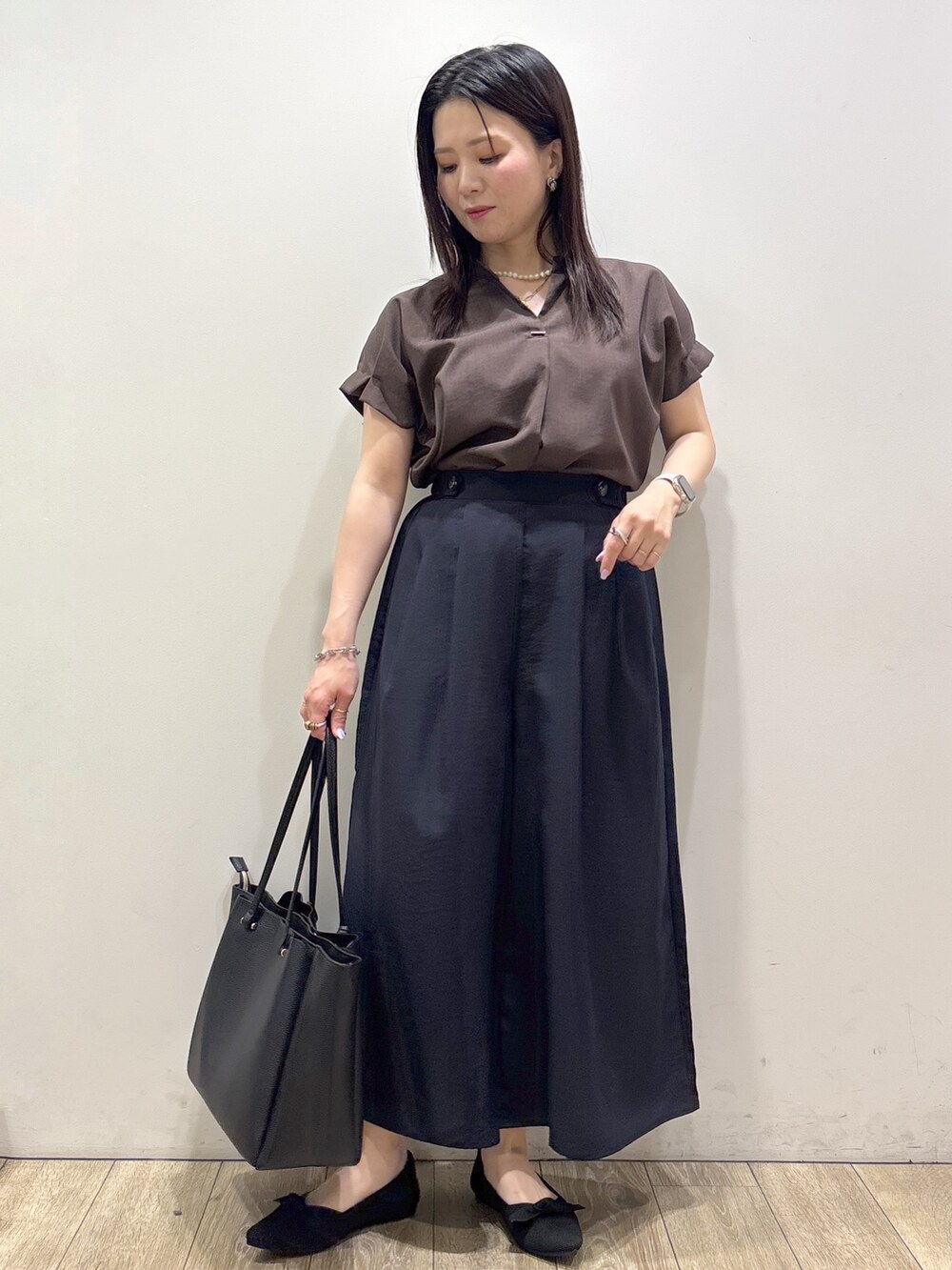 ブラウン系のシャツ/ブラウス、ブルー系のその他パンツ、ブラック系のトートバッグを着用したレディースの夏コーディネートの5枚目の写真