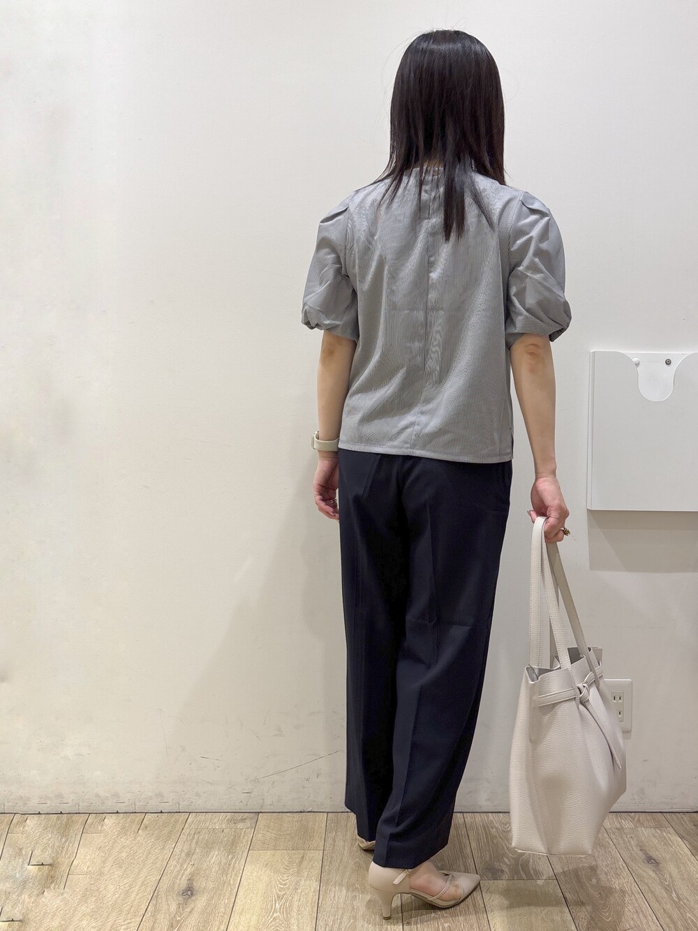 グレー系のTシャツ/カットソー、ブルー系のその他パンツ、グレー系のトートバッグを着用したレディースの夏コーディネートの6枚目の写真