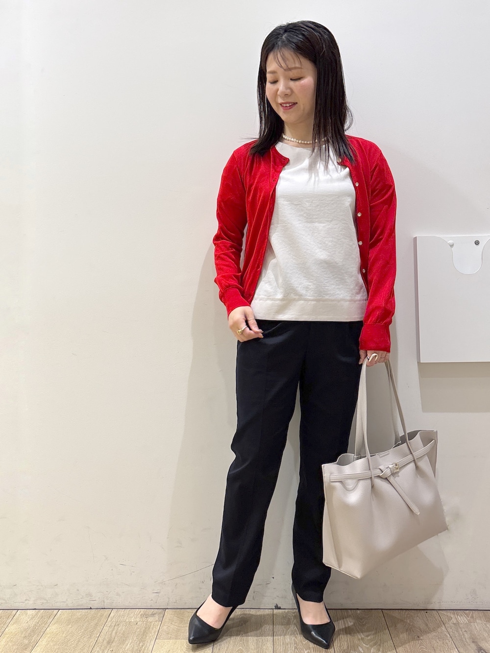 ブラック系のパンプス、グレー系のトートバッグ、ブルー系のその他パンツを着用したレディースの春コーディネートの4枚目の写真