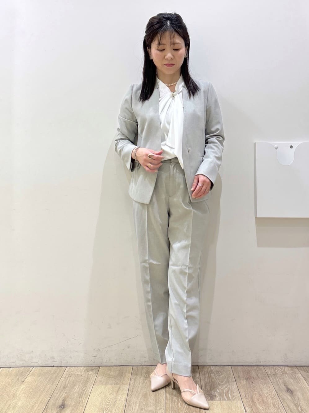 グレー系のその他パンツ、グレー系のノーカラージャケット、ベージュ系のパンプスを着用したレディースの春コーディネートの6枚目の写真