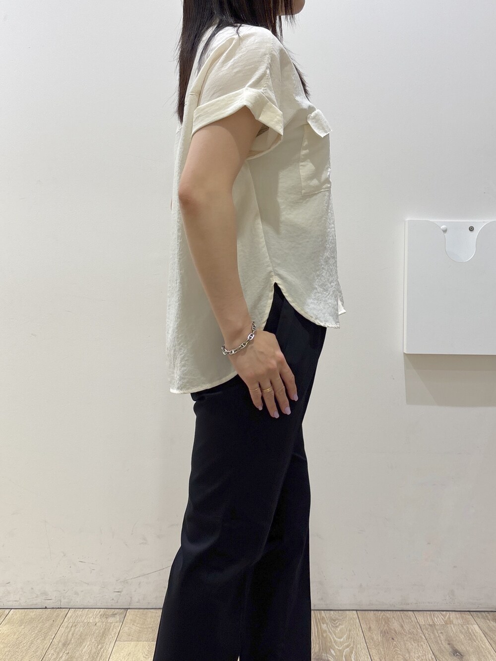 ホワイト系のシャツ/ブラウス、ブルー系のその他パンツ、ホワイト系のトートバッグを着用したレディースの夏コーディネートの8枚目の写真