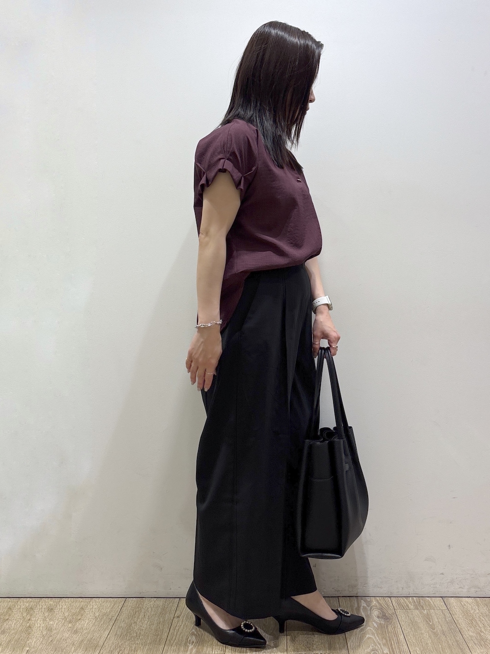 レッド系のシャツ/ブラウス、ブラック系のその他パンツ、ブラック系のトートバッグを着用したレディースの夏コーディネートの2枚目の写真