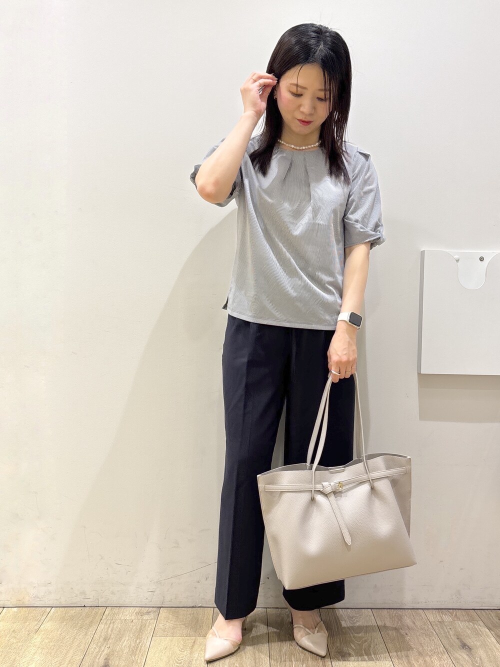 グレー系のTシャツ/カットソー、ブルー系のその他パンツ、グレー系のトートバッグを着用したレディースの夏コーディネートの8枚目の写真