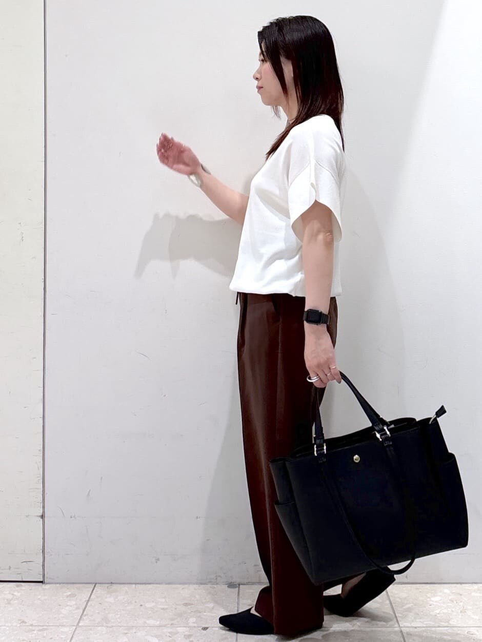 ホワイト系のニット/セーター、ブラウン系のその他パンツ、ブラック系のトートバッグを着用したレディースの夏コーディネートの9枚目の写真