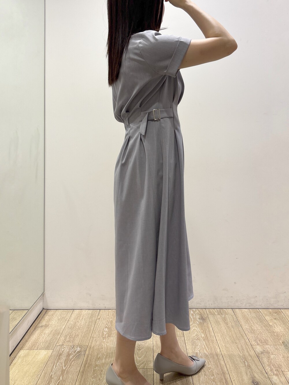 グレー系のワンピース、グレー系のトートバッグ、グレー系のパンプスを着用したレディースの夏コーディネートの9枚目の写真