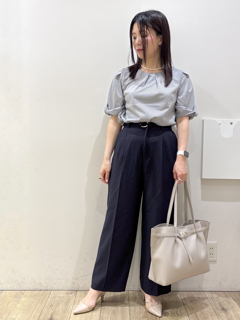 グレー系のTシャツ/カットソー、ブルー系のその他パンツ、グレー系のトートバッグを着用したレディースの夏コーディネートの7枚目の写真