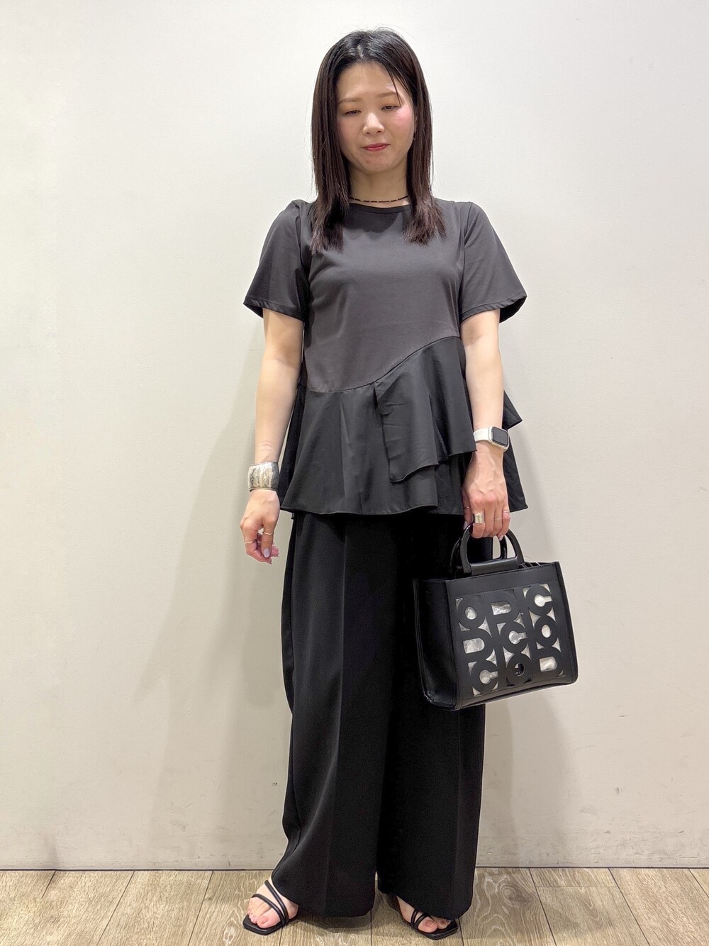 ブラック系のTシャツ/カットソー、ブラック系のその他パンツ、ブラック系のトートバッグを着用したレディースの夏コーディネートの5枚目の写真