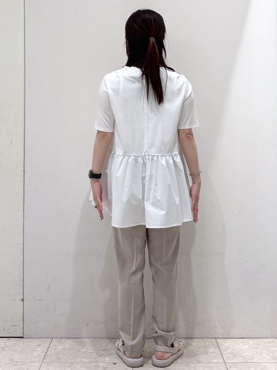 ホワイト系のTシャツ/カットソー、ベージュ系のその他パンツ、ベージュ系のサンダルを着用したレディースの春コーディネートの3枚目の写真