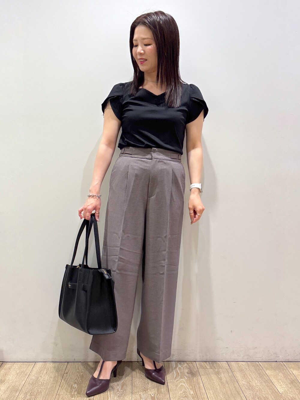 ブラック系のTシャツ/カットソー、ブラウン系のその他パンツ、ブラック系のトートバッグを着用したレディースの夏コーディネートの5枚目の写真