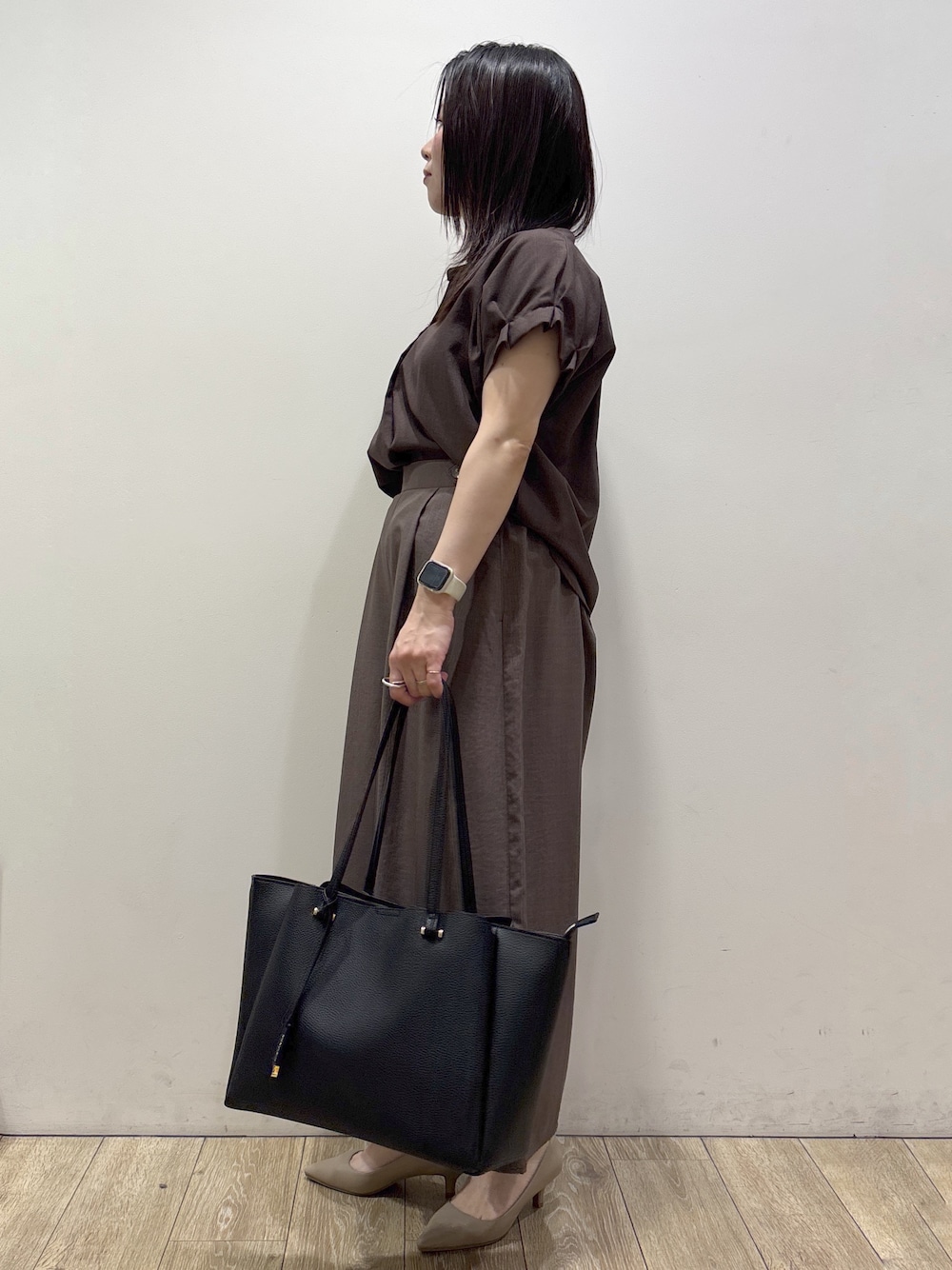 ブラウン系のシャツ/ブラウス、ブラウン系のその他パンツ、ブラック系のトートバッグを着用したレディースの夏コーディネートの4枚目の写真