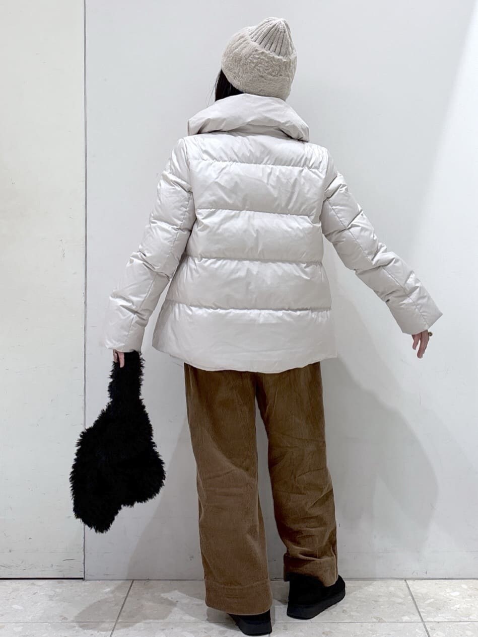 ベージュ系のダウンジャケット/コート、レッド系のカーディガン/ボレロ、イエロー系のその他パンツを着用したレディースの冬コーディネートの3枚目の写真
