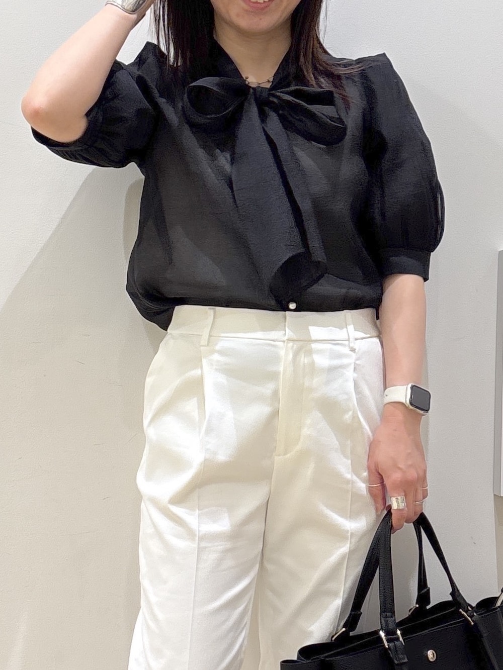 ブラック系のトートバッグ、ブラウン系のサンダル、ホワイト系のその他パンツを着用したレディースの春コーディネートの9枚目の写真