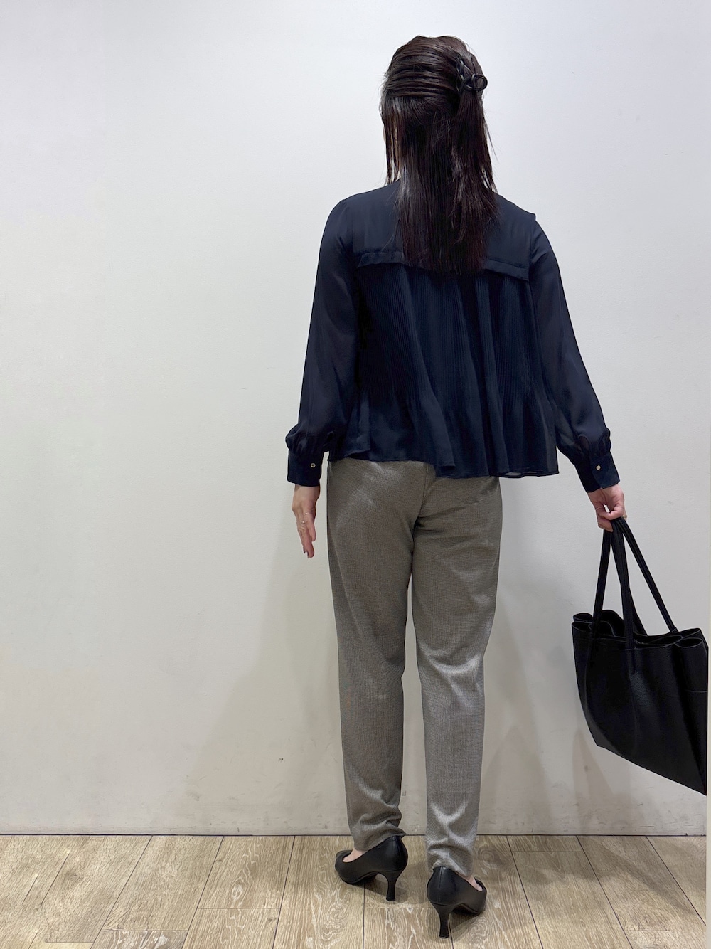 ブルー系のシャツ/ブラウス、ブラック系のその他パンツ、ブラック系のトートバッグを着用したレディースの秋コーディネートの3枚目の写真