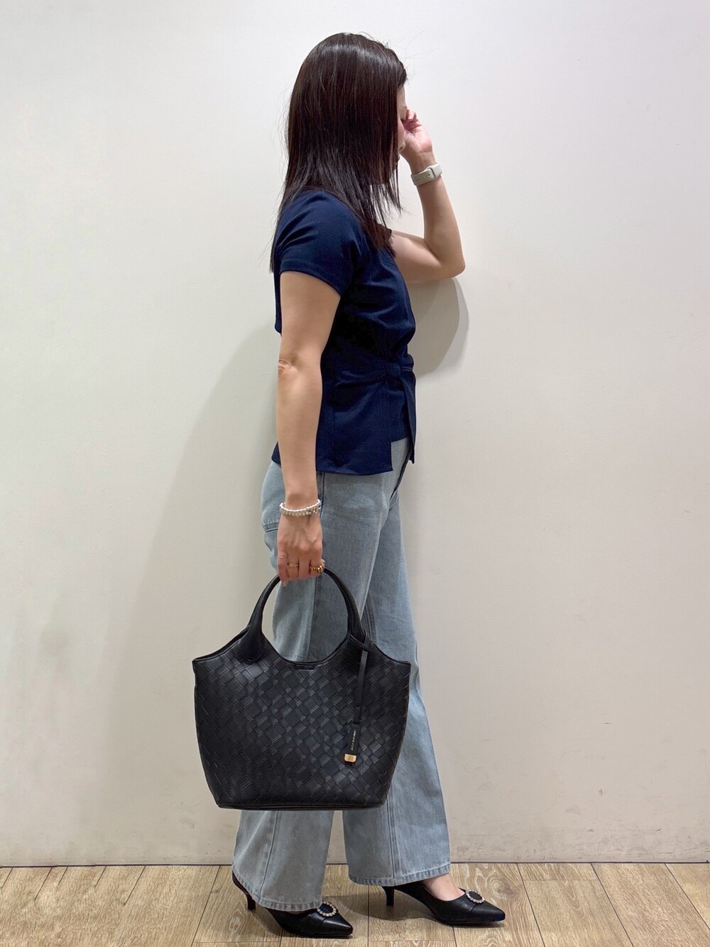 ブルー系のTシャツ/カットソー、ブルー系のその他パンツ、ブラック系のトートバッグを着用したレディースの夏コーディネートの2枚目の写真
