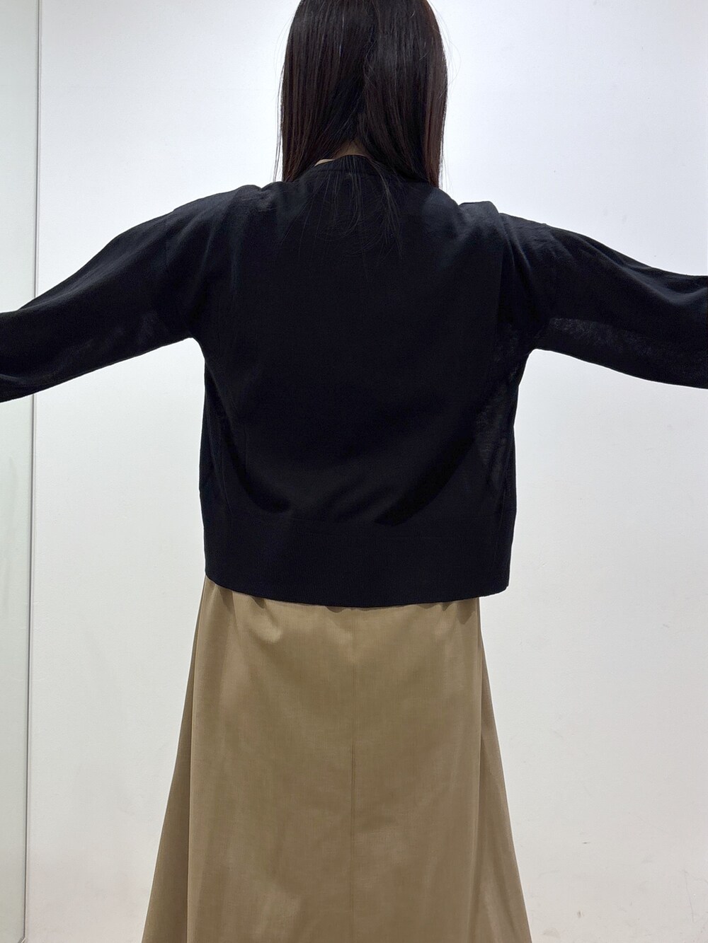 イエロー系のワンピース、ベージュ系のトートバッグ、ブラック系のサンダルを着用したレディースの夏コーディネートの7枚目の写真