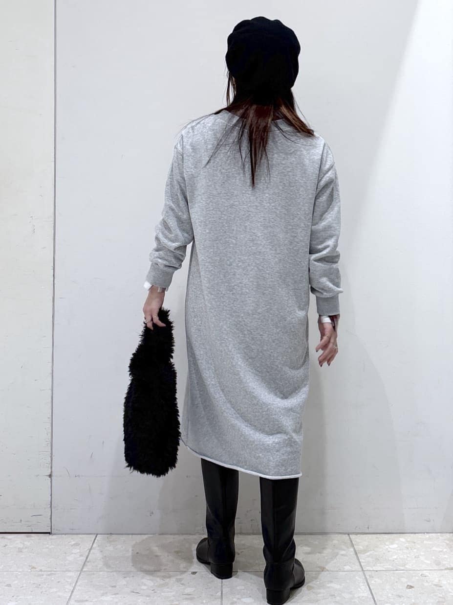 グレー系のワンピース、レッド系のシャツ/ブラウス、ブラック系のハンドバッグを着用したレディースの秋コーディネートの3枚目の写真