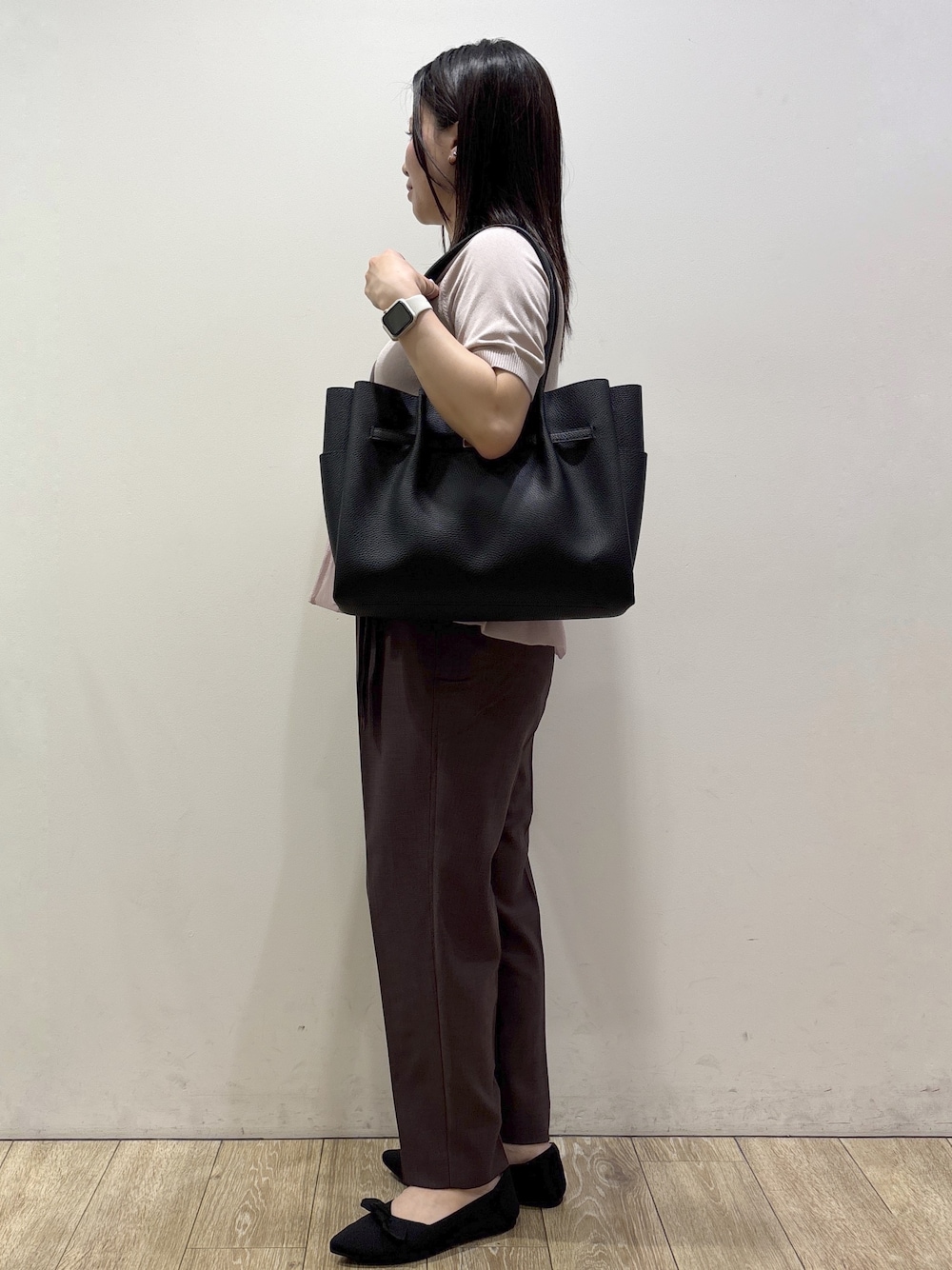 ベージュ系のカーディガン/ボレロ、ブラウン系のその他パンツ、ブラック系のトートバッグを着用したレディースの夏コーディネートの6枚目の写真