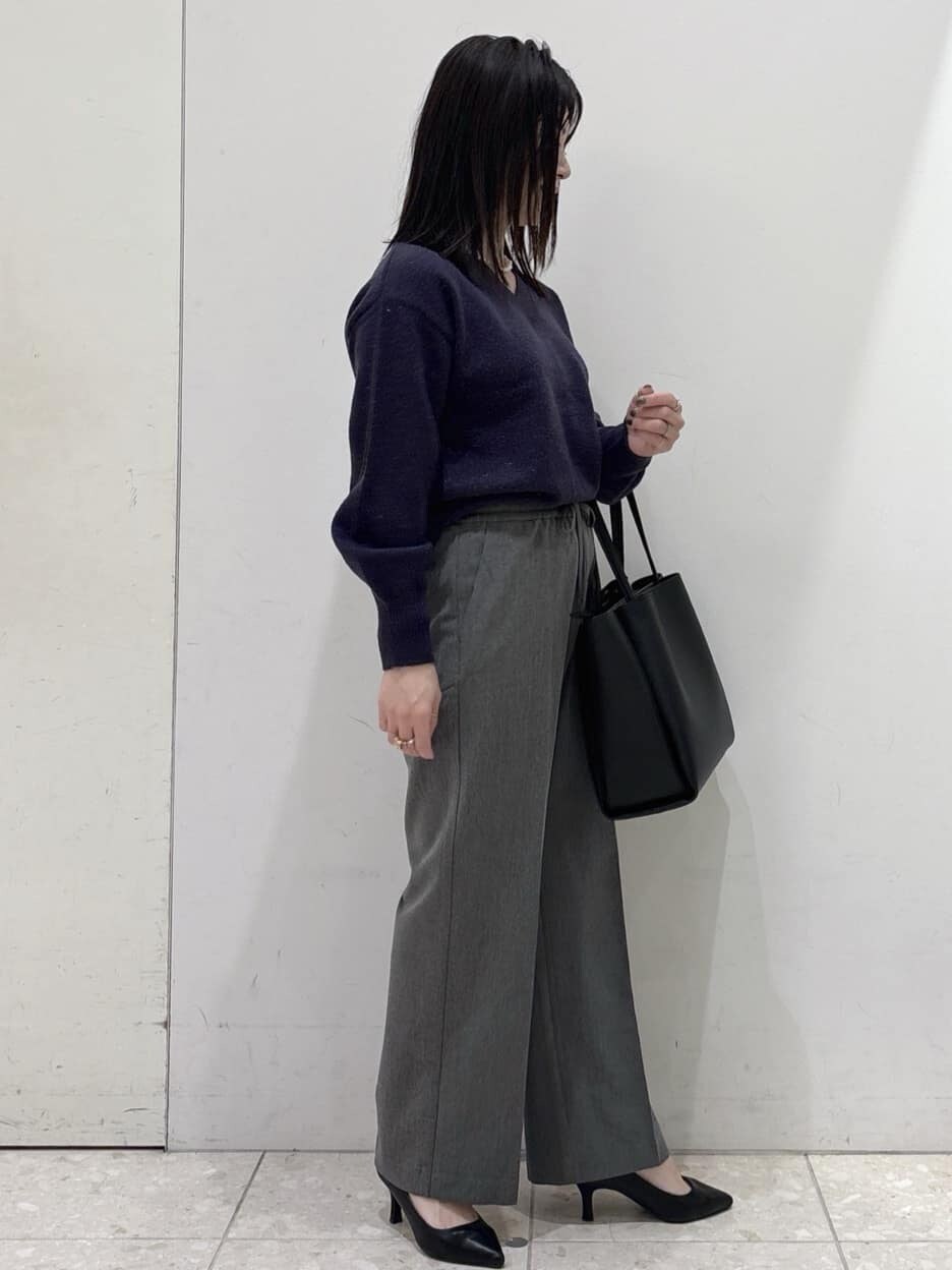 ブルー系のニット/セーター、グレー系のその他パンツ、ブラック系のトートバッグを着用したレディースの冬コーディネートの2枚目の写真