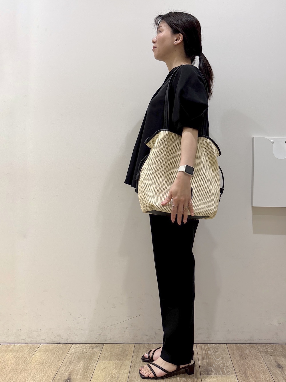 ブラック系のシャツ/ブラウス、ブラック系のその他パンツ、ブラウン系のサンダルを着用したレディースの春コーディネートの2枚目の写真