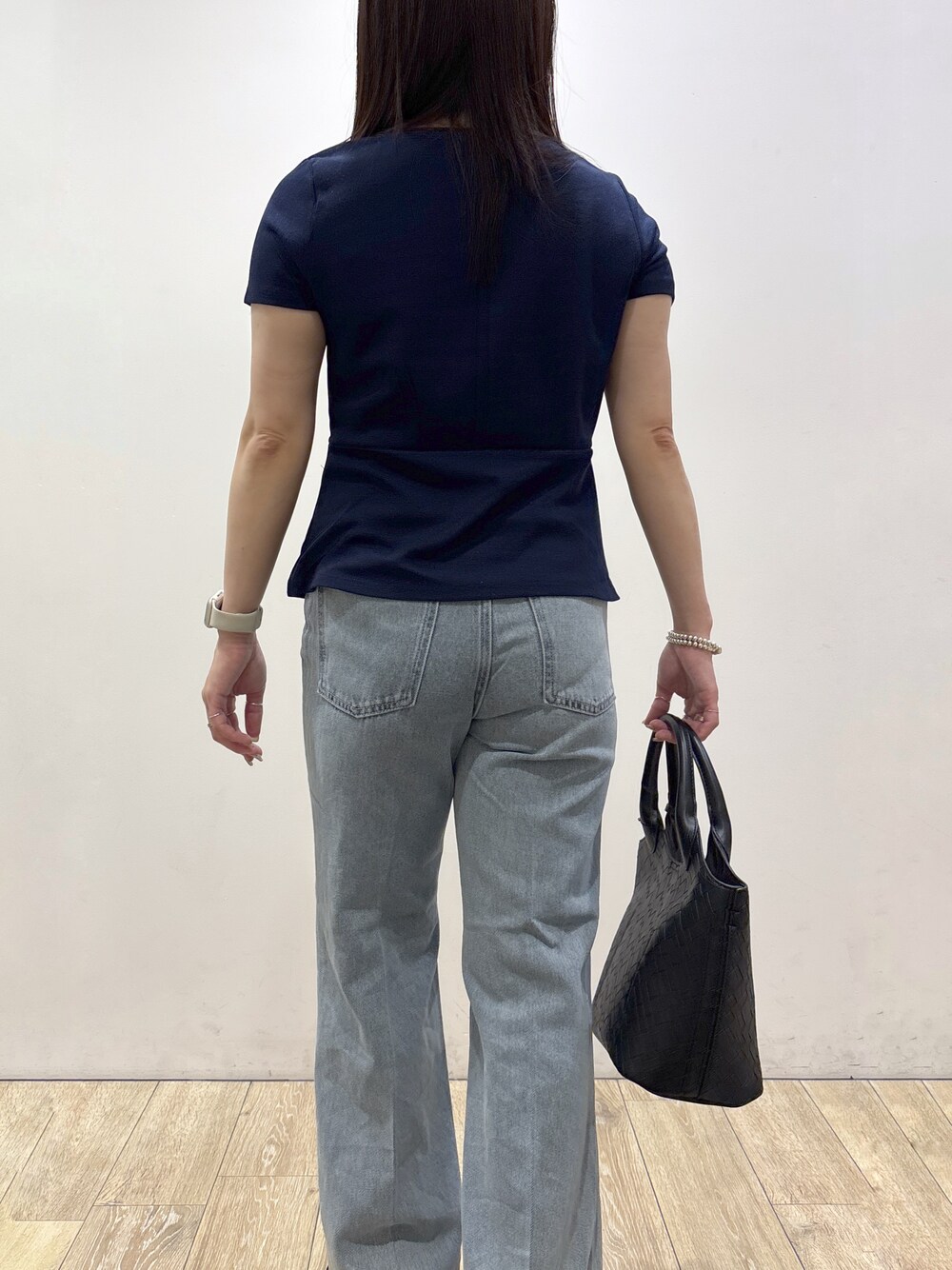 ブルー系のTシャツ/カットソー、ブルー系のその他パンツ、ブラック系のトートバッグを着用したレディースの夏コーディネートの8枚目の写真