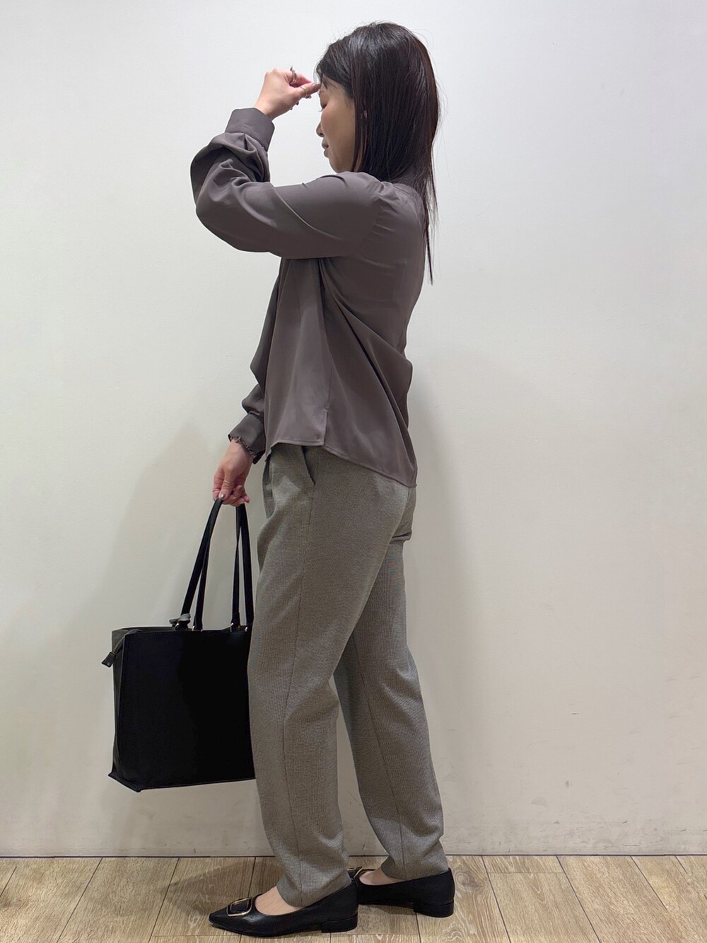 ブラウン系のシャツ/ブラウス、ブラック系のその他パンツ、ブラック系のトートバッグを着用したレディースの秋コーディネートの4枚目の写真
