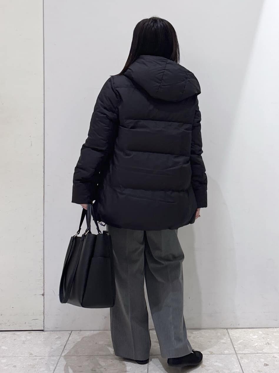 ブラック系のダウンジャケット/コート、ホワイト系のニット/セーター、グレー系のその他パンツを着用したレディースの冬コーディネートの3枚目の写真