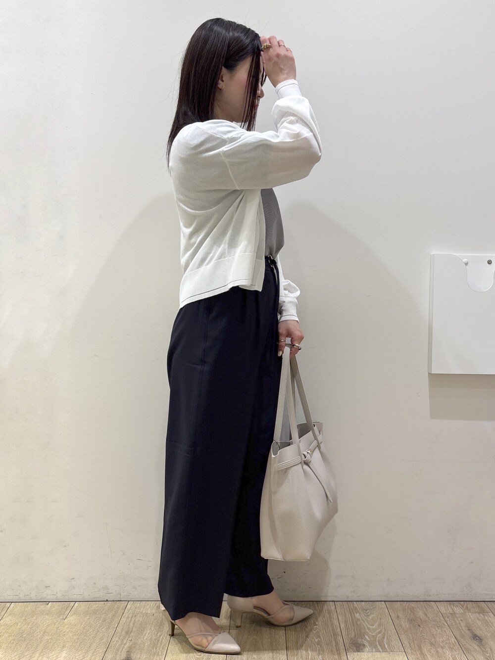 グレー系のTシャツ/カットソー、ブルー系のその他パンツ、グレー系のトートバッグを着用したレディースの夏コーディネートの6枚目の写真