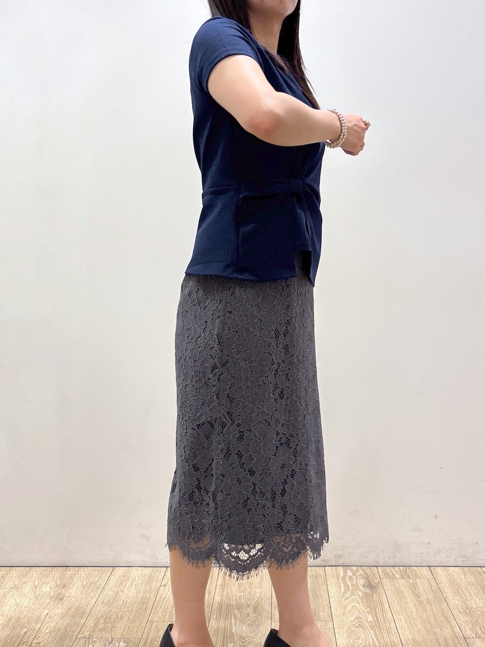 ブルー系のTシャツ/カットソー、グレー系のスカート、ブラック系のトートバッグを着用したレディースの夏コーディネートの6枚目の写真