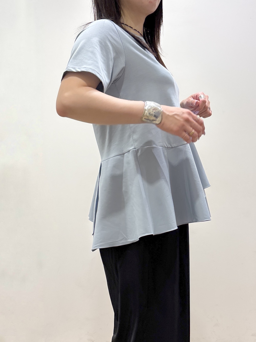 ブルー系のTシャツ/カットソー、ブラック系のその他パンツ、ベージュ系のトートバッグを着用したレディースの夏コーディネートの6枚目の写真