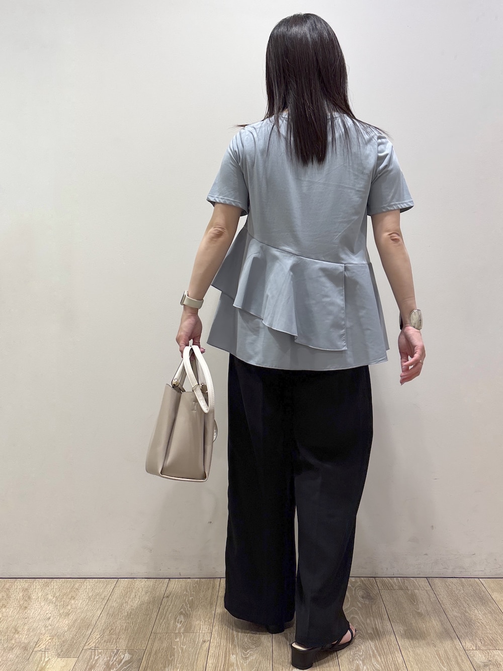 ブルー系のTシャツ/カットソー、ブラック系のその他パンツ、ベージュ系のトートバッグを着用したレディースの夏コーディネートの3枚目の写真