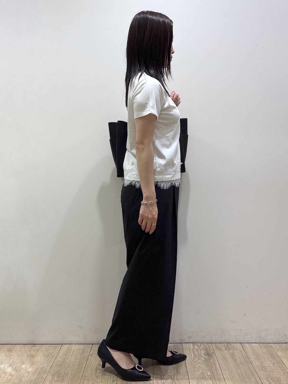 ホワイト系のTシャツ/カットソー、ブラック系のその他パンツ、ブラック系のトートバッグを着用したレディースの夏コーディネートの4枚目の写真