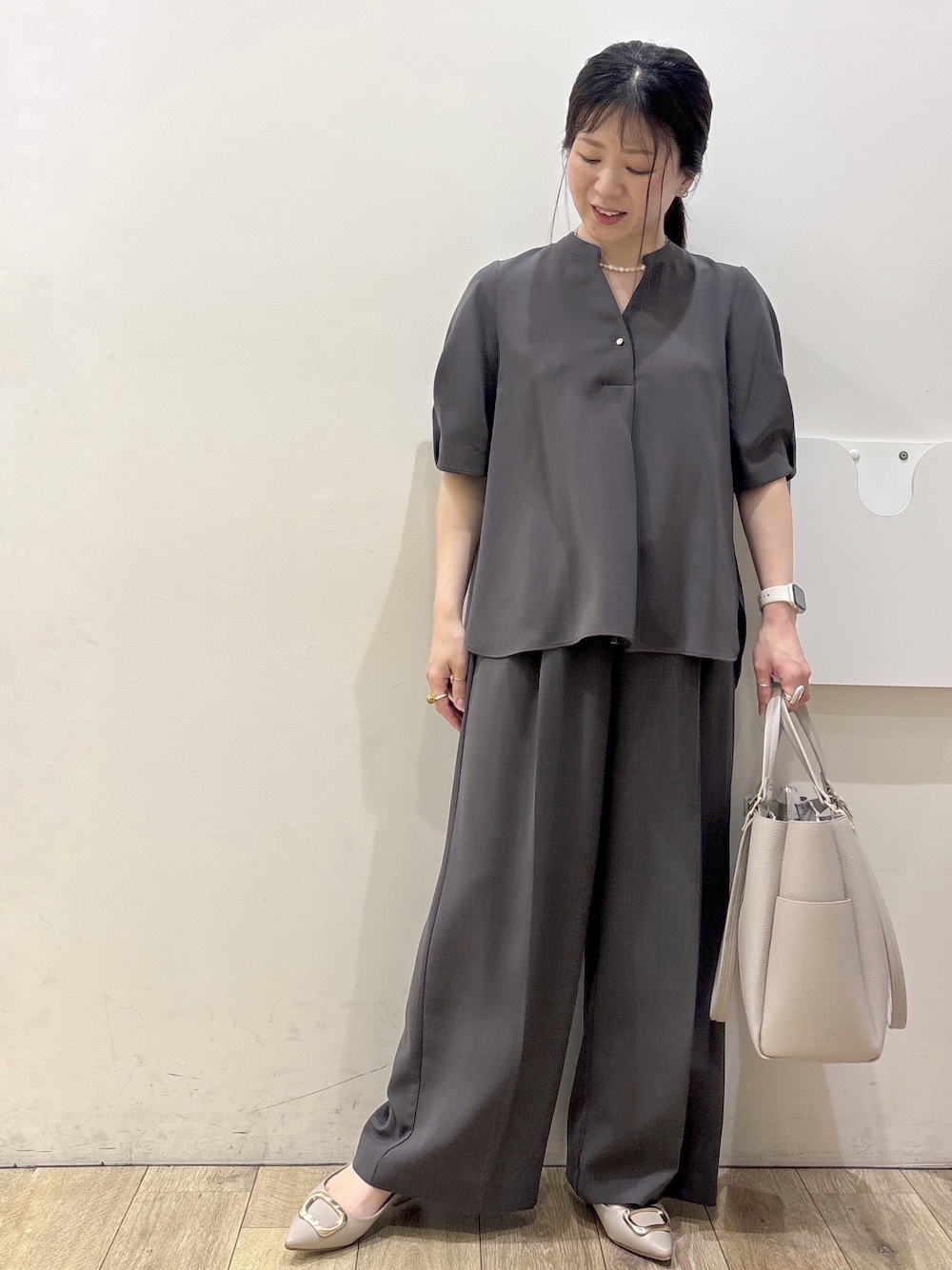 ベージュ系のパンプス、グレー系のカーディガン/ボレロ、ベージュ系のトートバッグを着用したレディースの春コーディネートの10枚目の写真