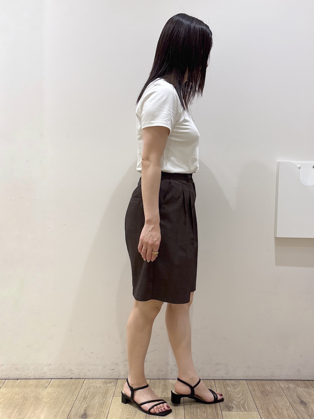 ホワイト系のTシャツ/カットソー、ブラウン系のその他パンツ、ブラック系のトートバッグを着用したレディースの夏コーディネートの10枚目の写真