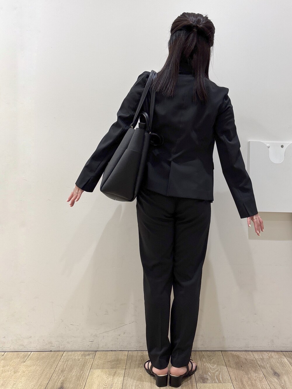 ブラック系のテーラードジャケット、ホワイト系のシャツ/ブラウス、ブラック系のその他パンツを着用したレディースの春コーディネートの3枚目の写真