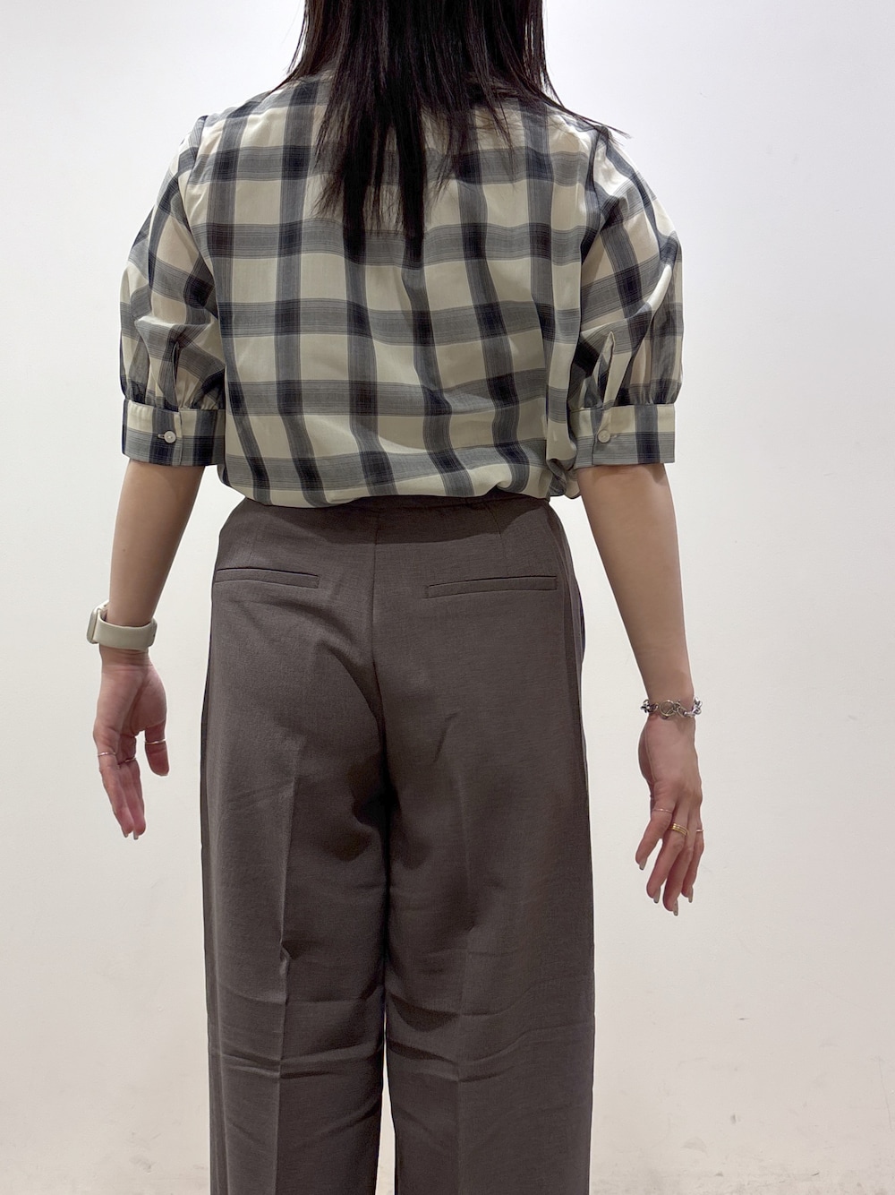 ホワイト系のシャツ/ブラウス、ブラウン系のその他パンツ、その他のトートバッグを着用したレディースの夏コーディネートの7枚目の写真