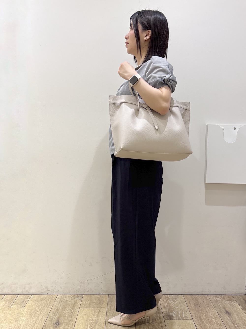 グレー系のTシャツ/カットソー、ブルー系のその他パンツ、グレー系のトートバッグを着用したレディースの夏コーディネートの2枚目の写真