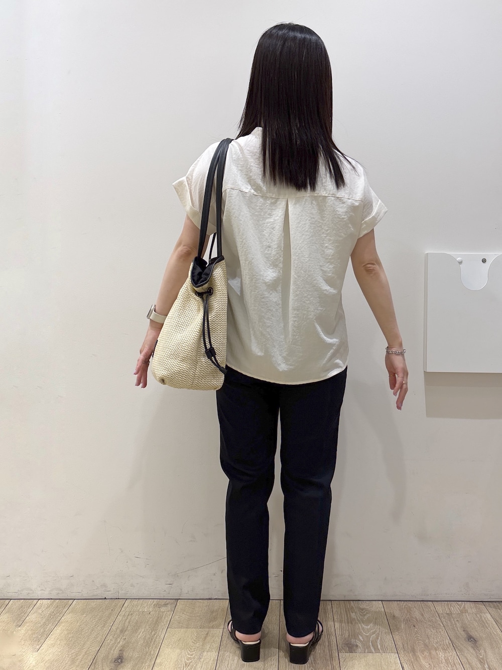 ホワイト系のシャツ/ブラウス、ブルー系のその他パンツ、ホワイト系のトートバッグを着用したレディースの夏コーディネートの3枚目の写真