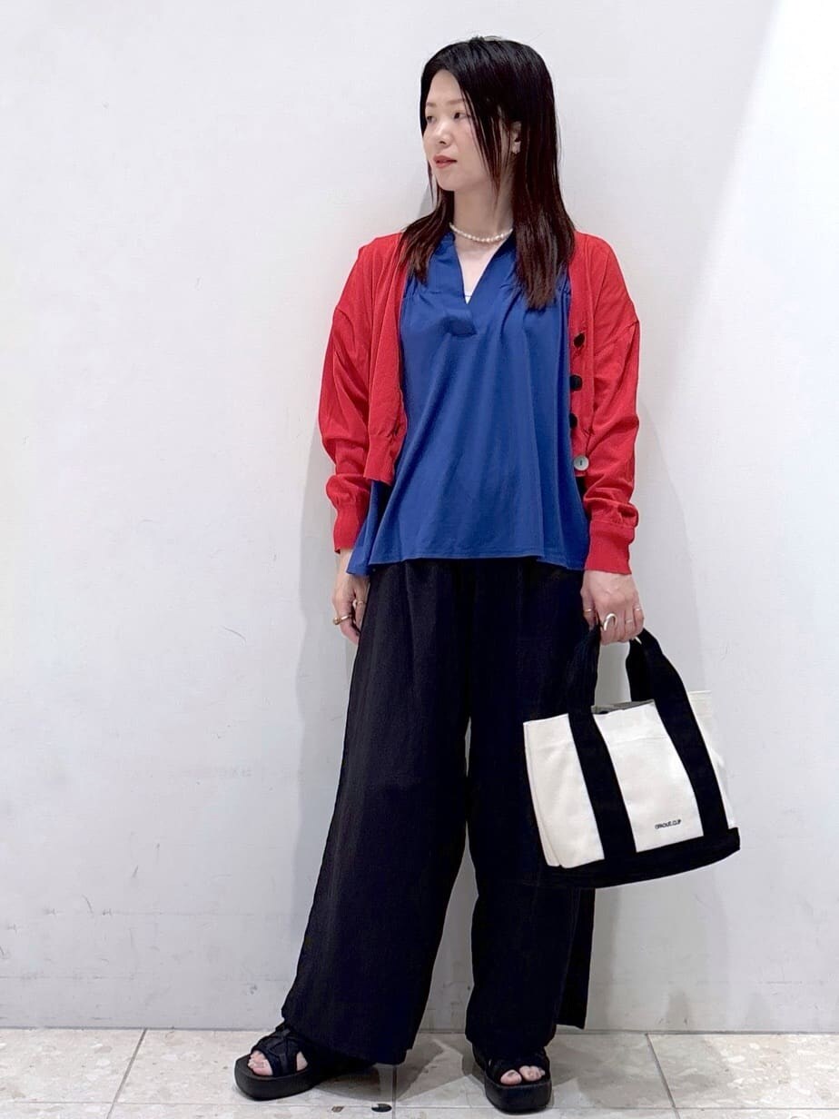 レッド系のカーディガン/ボレロ、ブルー系のTシャツ/カットソー、ホワイト系のタンクトップを着用したレディースの夏コーディネートの8枚目の写真