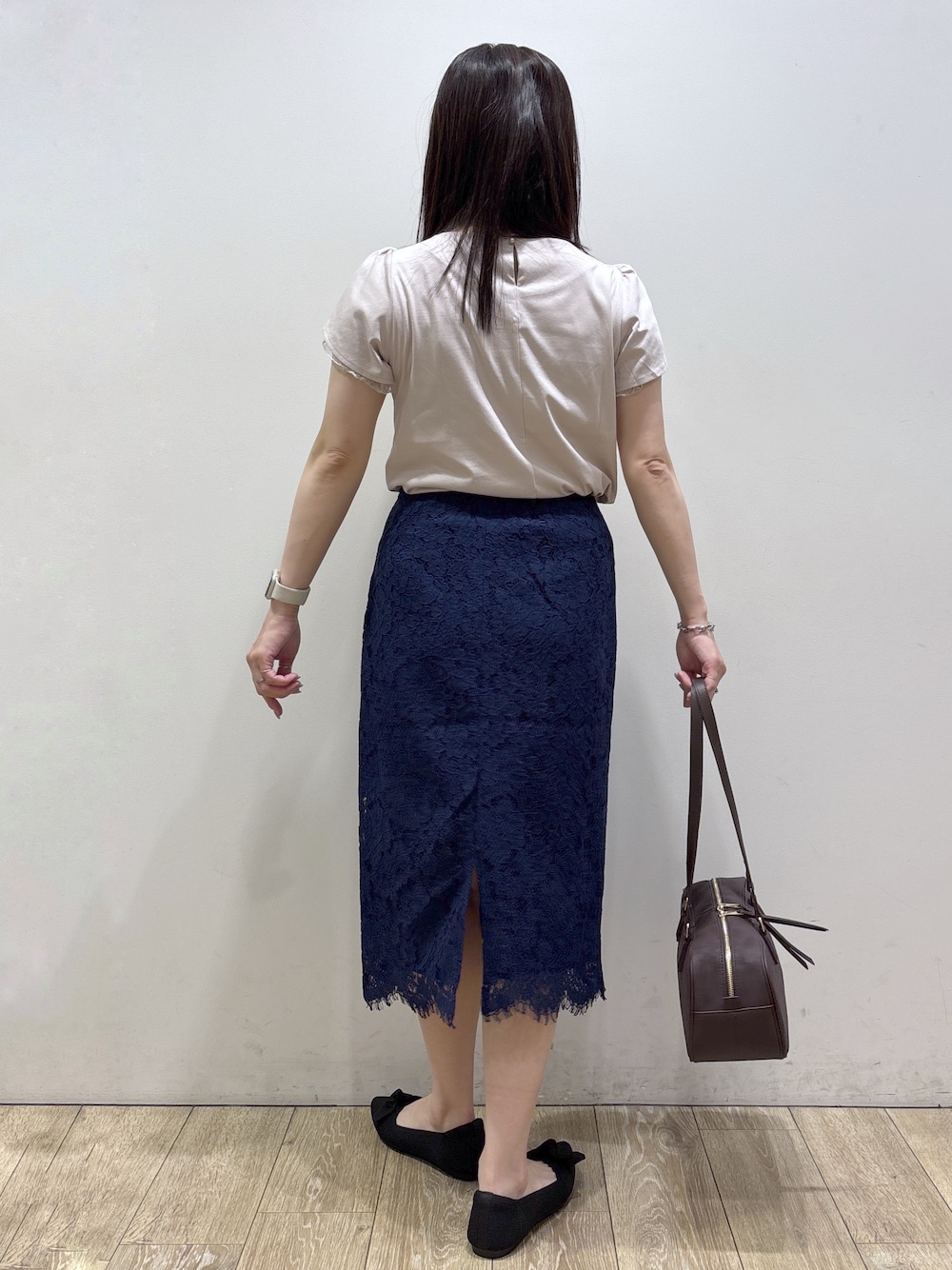 ベージュ系のTシャツ/カットソー、レッド系のボストンバッグ、ブラック系のその他シューズを着用したレディースの夏コーディネートの5枚目の写真