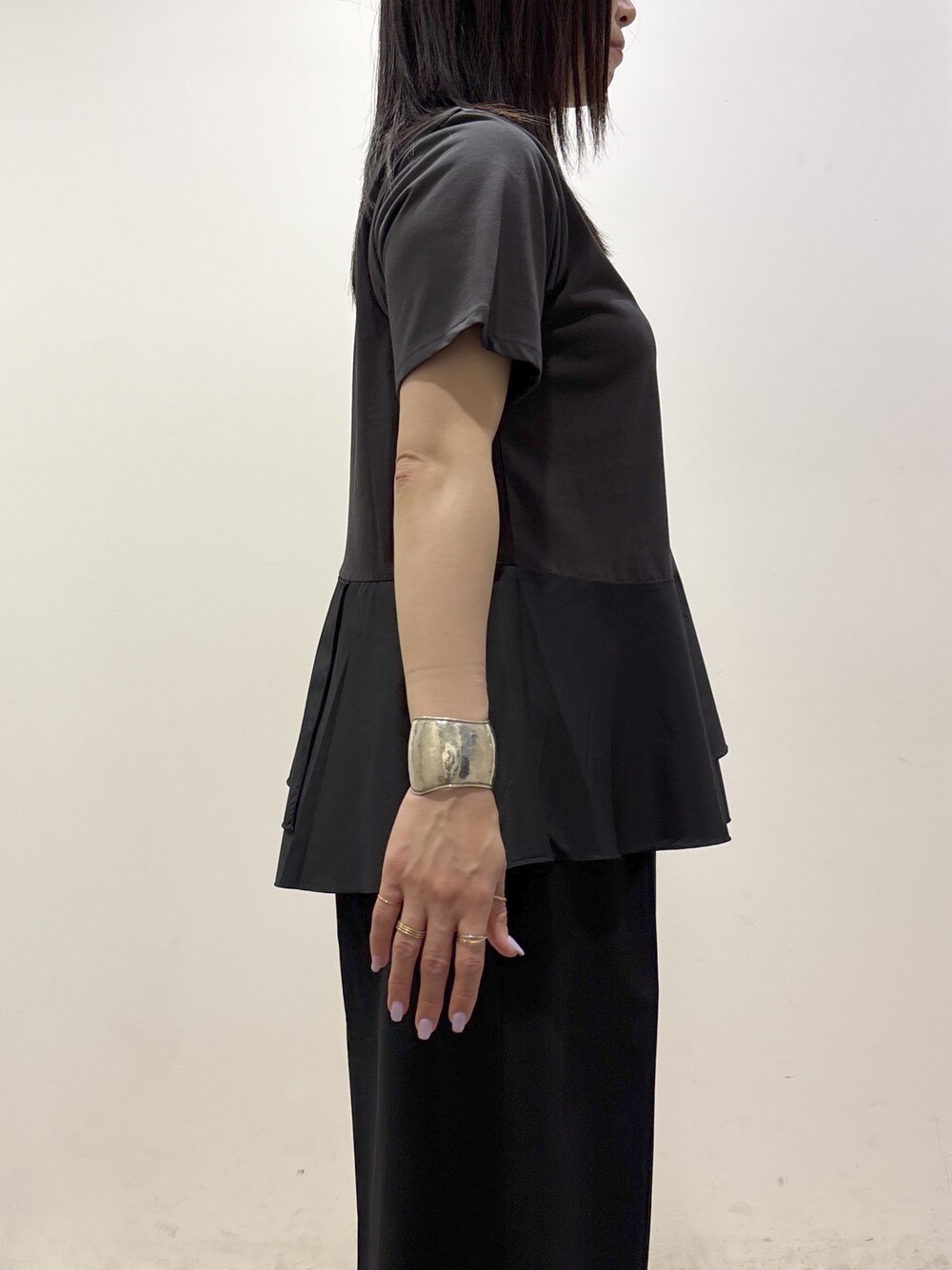 ブラック系のTシャツ/カットソー、ブラック系のその他パンツ、ブラック系のトートバッグを着用したレディースの夏コーディネートの7枚目の写真