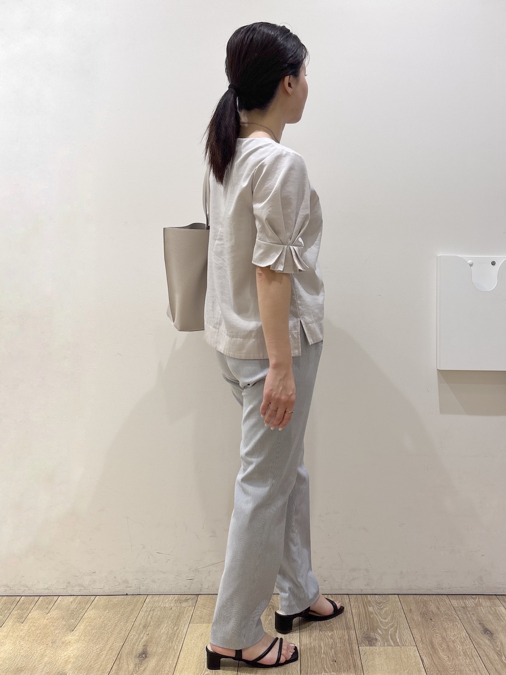 ベージュ系のシャツ/ブラウス、ブルー系のその他パンツ、グレー系のトートバッグを着用したレディースの夏コーディネートの4枚目の写真