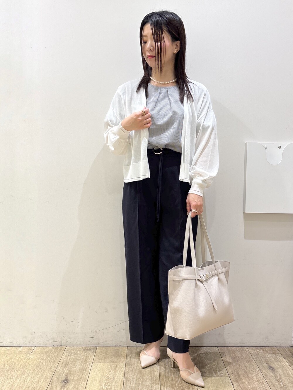 グレー系のTシャツ/カットソー、ブルー系のその他パンツ、グレー系のトートバッグを着用したレディースの夏コーディネートの5枚目の写真