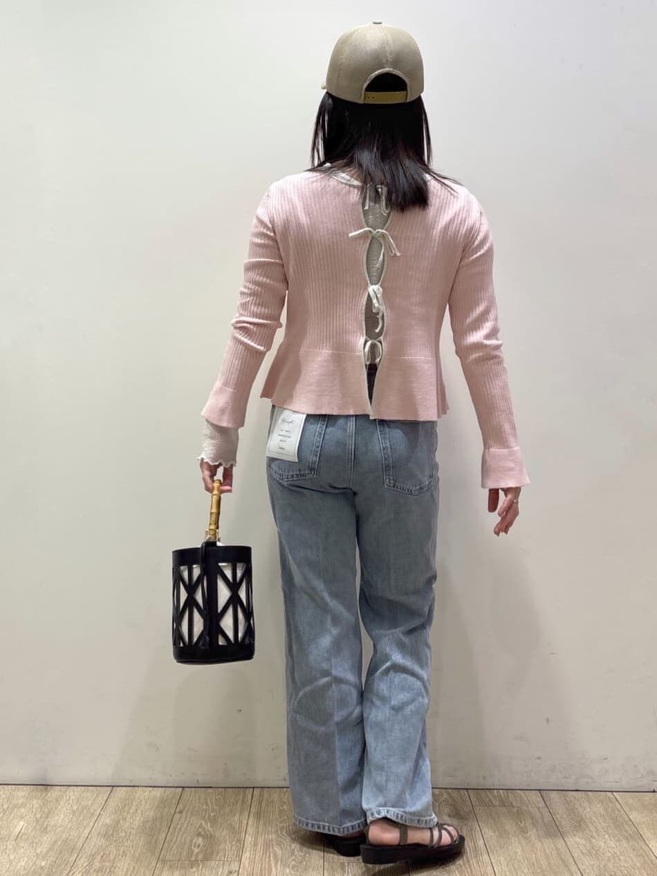 ブルー系のその他パンツ、グレー系のテーラードジャケット、ホワイト系のTシャツ/カットソーを着用したレディースの春コーディネートの7枚目の写真