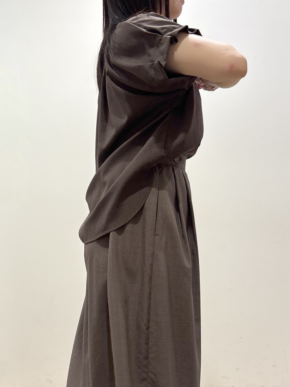ブラウン系のシャツ/ブラウス、ブラウン系のその他パンツ、ブラック系のトートバッグを着用したレディースの夏コーディネートの7枚目の写真