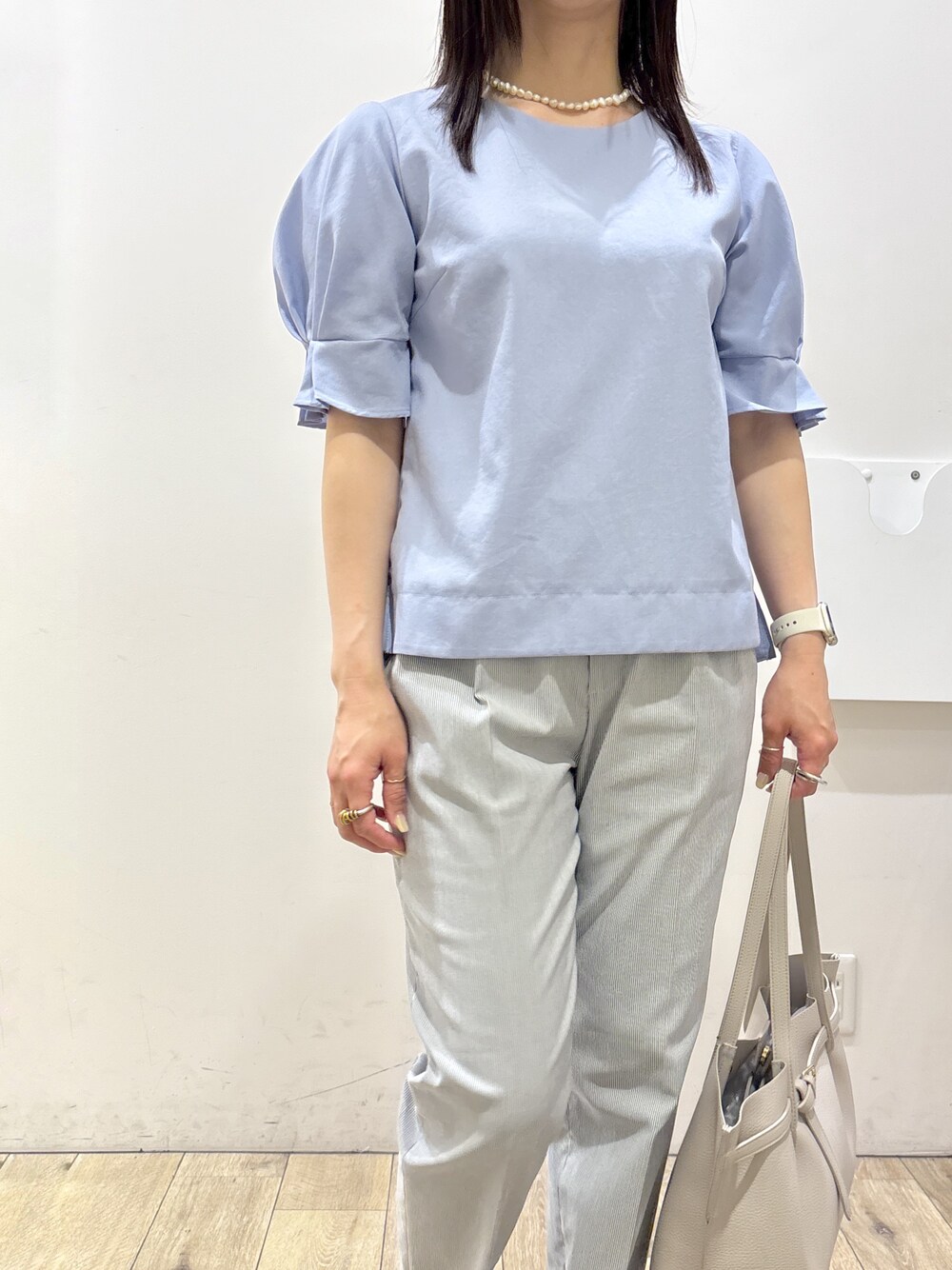 ブルー系のシャツ/ブラウス、ブルー系のその他パンツ、グレー系のトートバッグを着用したレディースの夏コーディネートの7枚目の写真