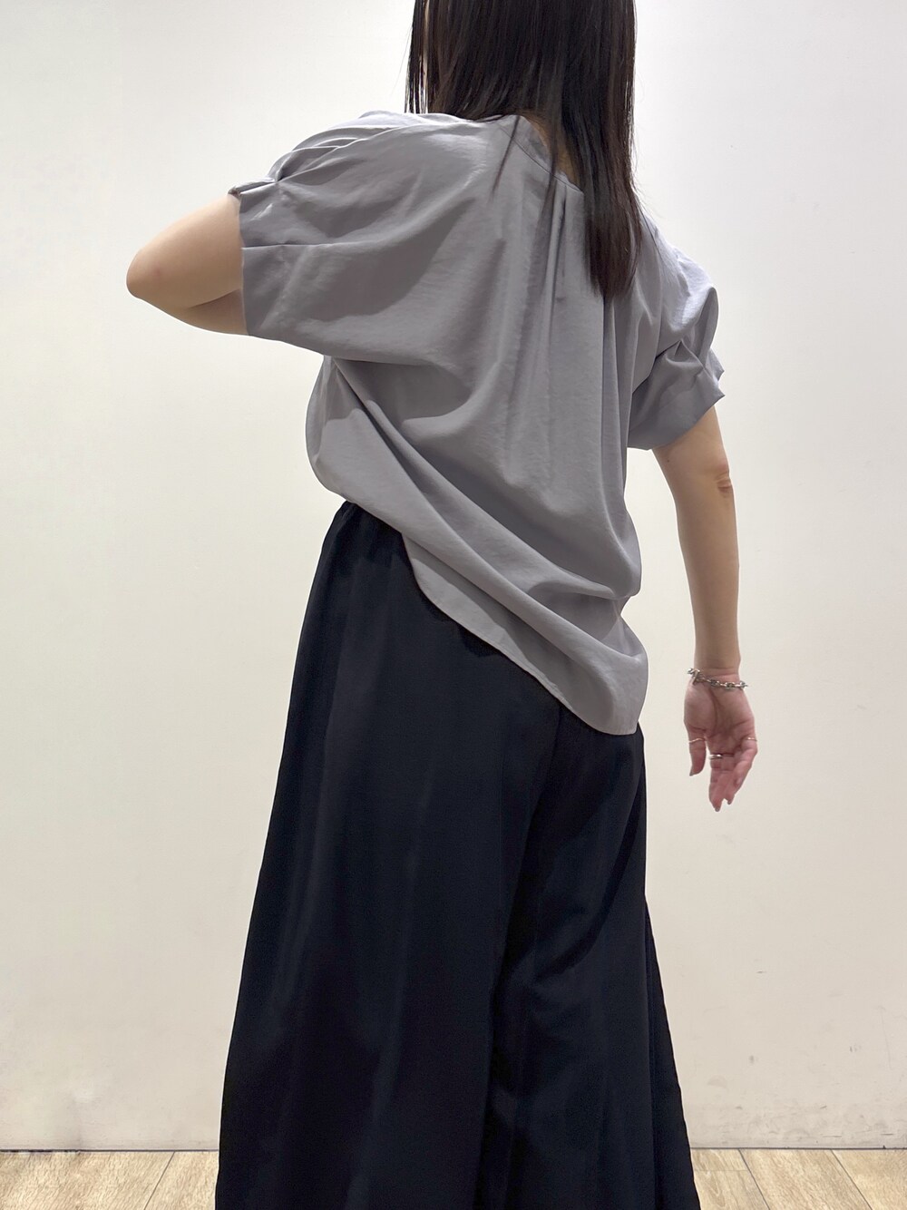 ブルー系のシャツ/ブラウス、ブルー系のその他パンツ、ブラック系のトートバッグを着用したレディースの夏コーディネートの5枚目の写真