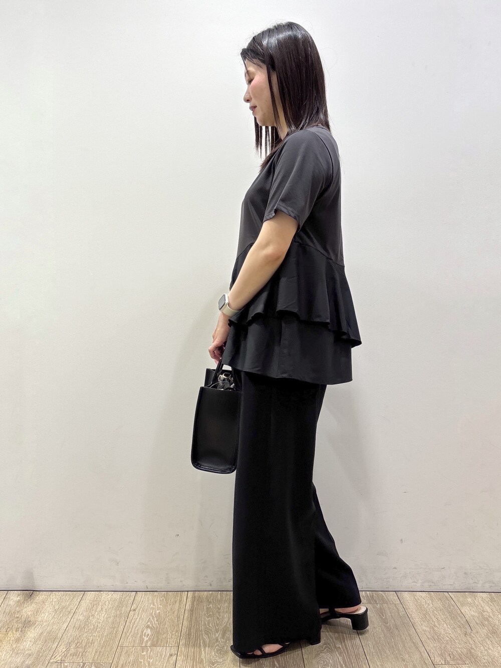 ブラック系のTシャツ/カットソー、ブラック系のその他パンツ、ブラック系のトートバッグを着用したレディースの夏コーディネートの4枚目の写真